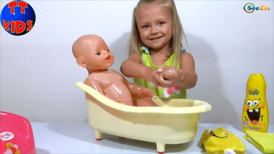 Купание катя. Купание куклы. Девочка моет куклу. Дети купают куклу картина. Девочка купает куклу.